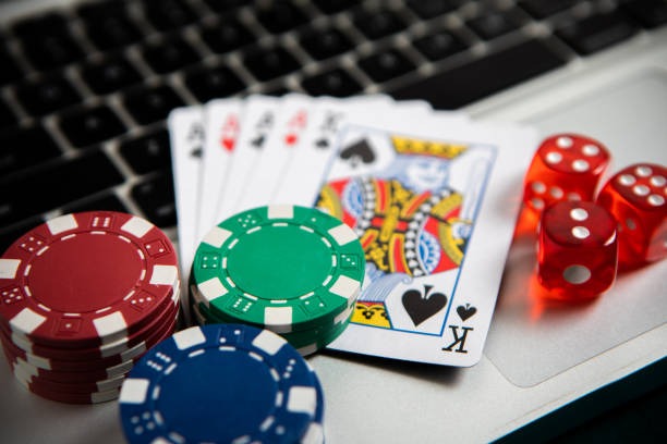 hotowin platform overview showing sportsbook, live dealer tables, and slot games